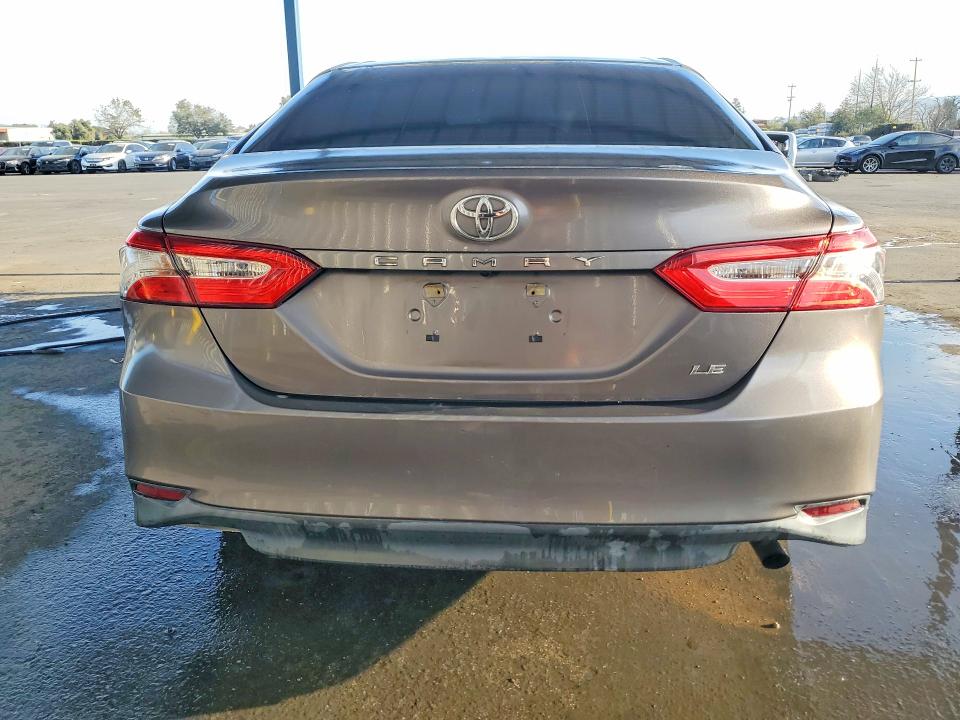 73635325 :رقم المزاد ، 4T1B11HK3JU037034 vin ، 2018 Toyota Camry مزاد بيع