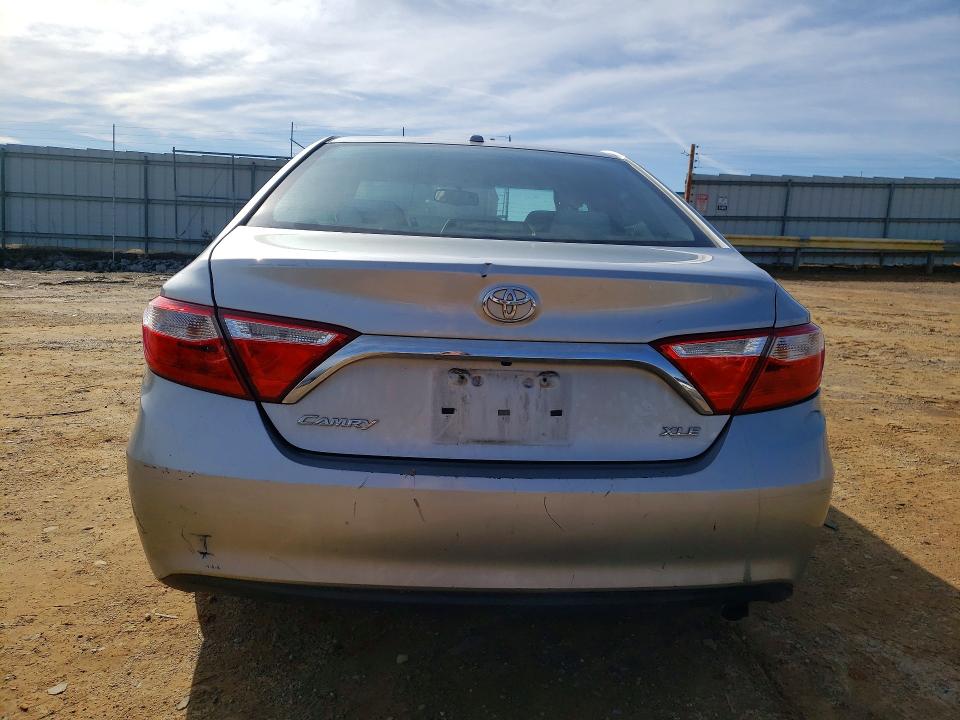 76552465 :رقم المزاد ، 4T1BF1FKXFU898853 vin ، 2015 Toyota Camry مزاد بيع