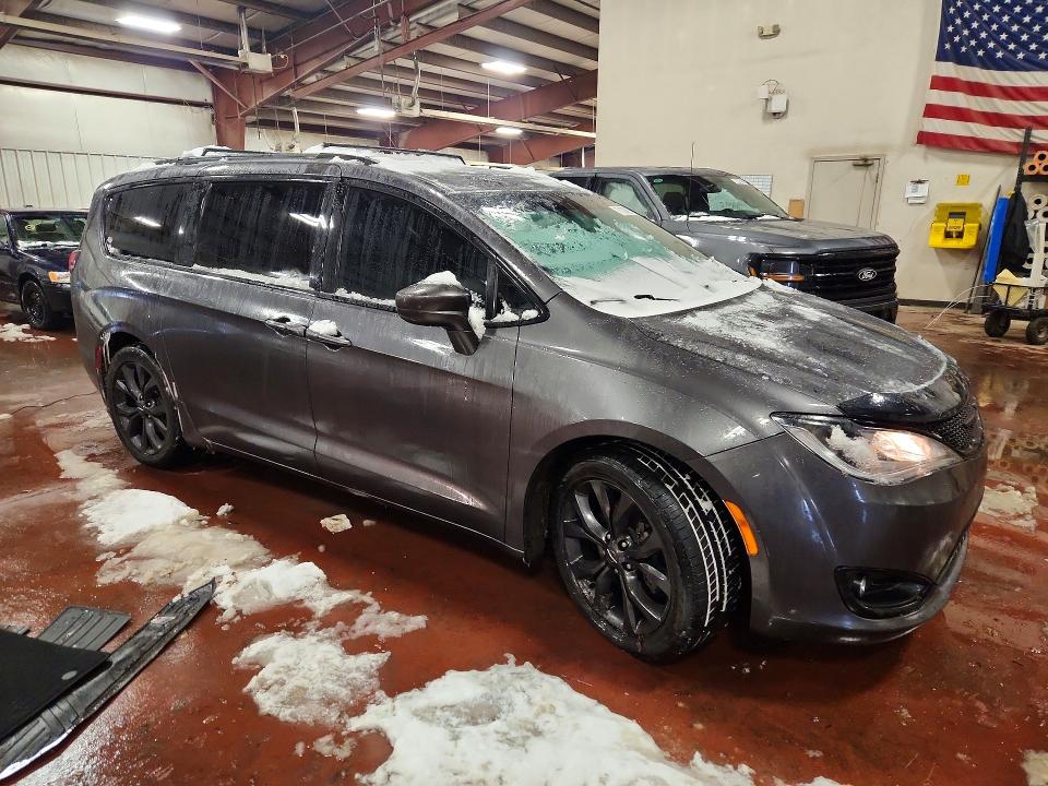 76138025 :رقم المزاد ، 2C4RC1EG6JR333465 vin ، 2018 Chrysler Pacifica مزاد بيع