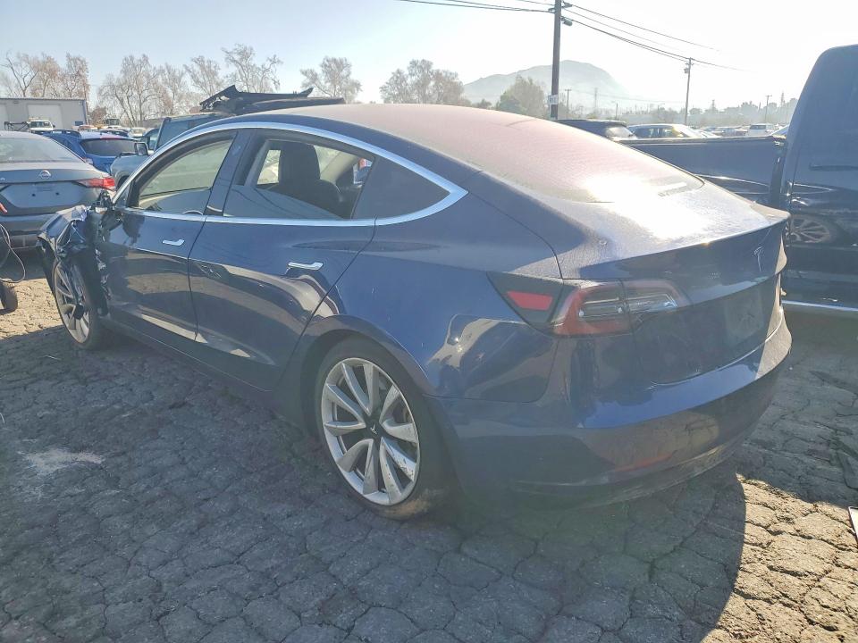 Продажа на аукционе авто 2018 Tesla Model 3, vin: 5YJ3E1EA2JF003703, номер лота: 76667895