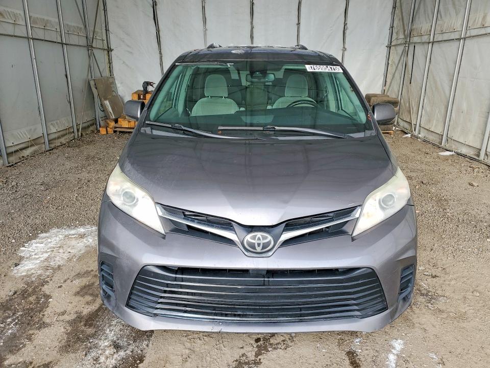 2018 Toyota Sienna Le მანქანა იყიდება აუქციონზე, vin: 5TDKZ3DC4JS937369, აუქციონის ნომერი: 76595475