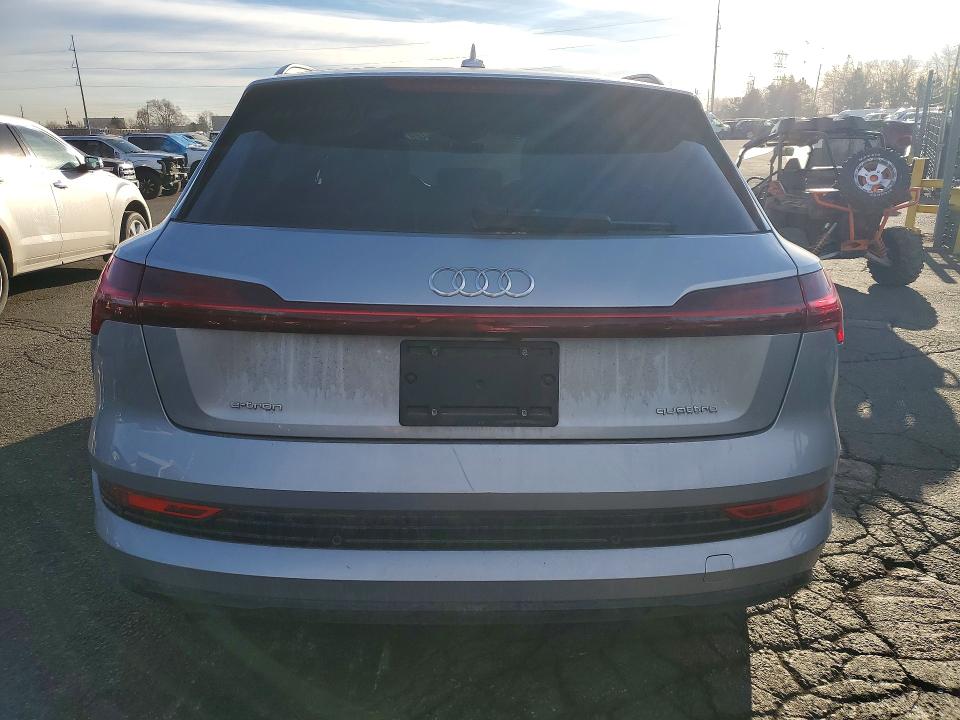 2022 Audi E-tron მანქანა იყიდება აუქციონზე, vin: WA1AAAGE4NB007547, აუქციონის ნომერი: 78201465