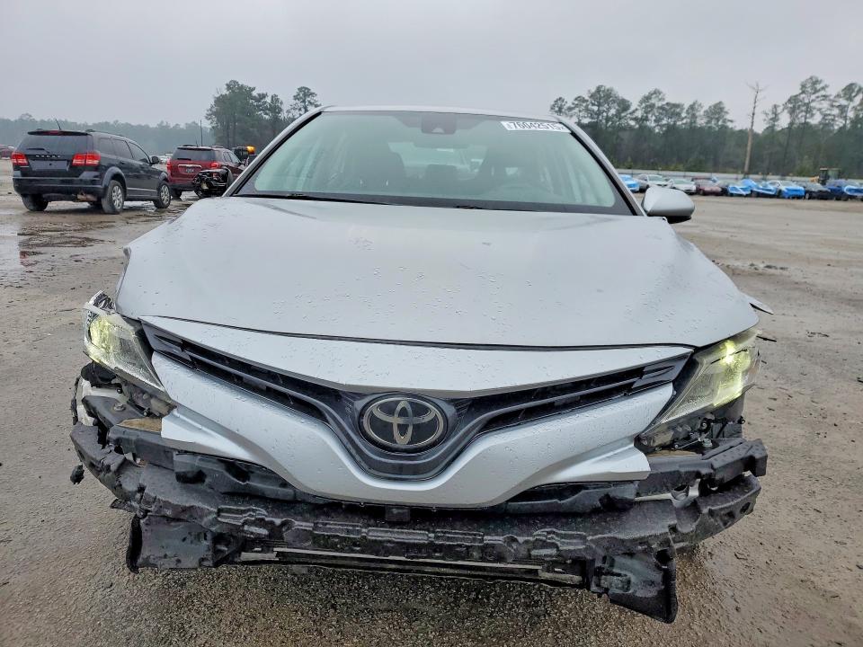 76042515 :رقم المزاد ، 4T1B11HK2KU756907 vin ، 2019 Toyota Camry مزاد بيع