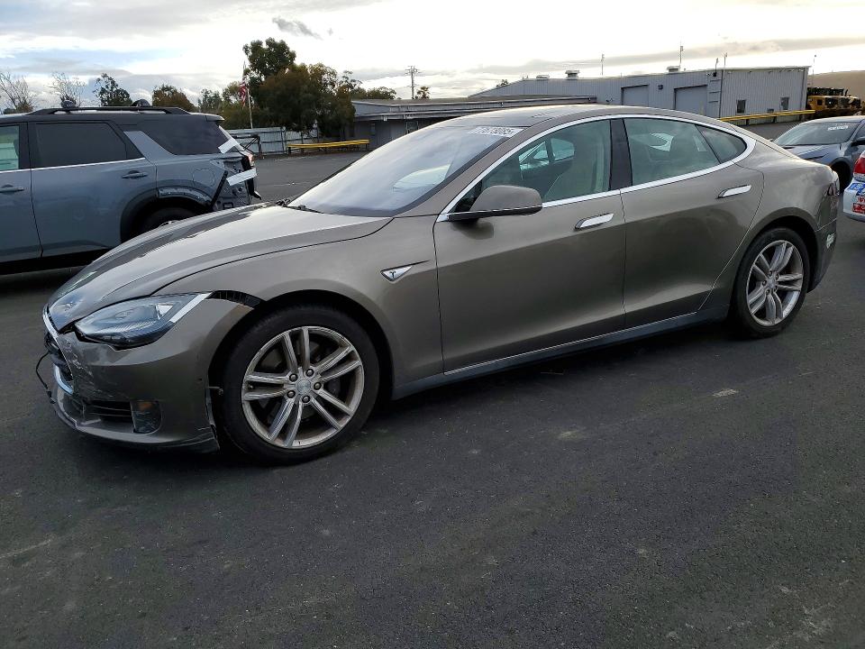 77673085 :رقم المزاد ، 5YJSA1S11FF100457 vin ، 2015 Tesla Model S مزاد بيع