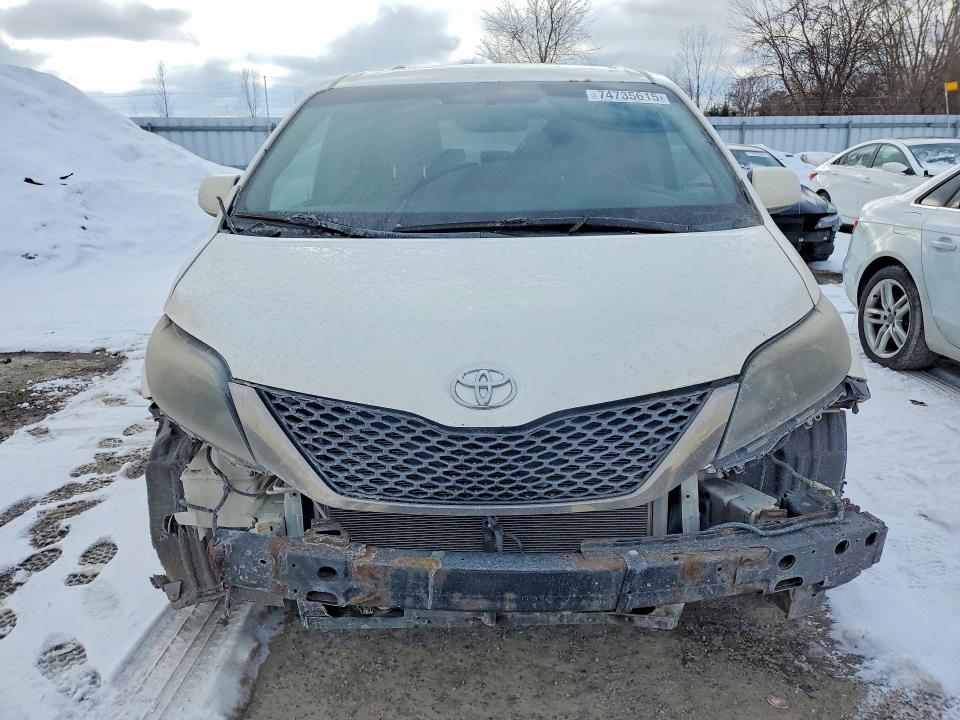 2015 Toyota Sienna მანქანა იყიდება აუქციონზე, vin: 5TDXK3DC9FS569580, აუქციონის ნომერი: 74735615