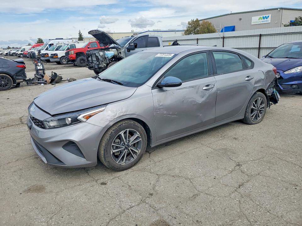2023 Kia Forte მანქანა იყიდება აუქციონზე, vin: 3KPF24AD5PE526560, აუქციონის ნომერი: 77251325