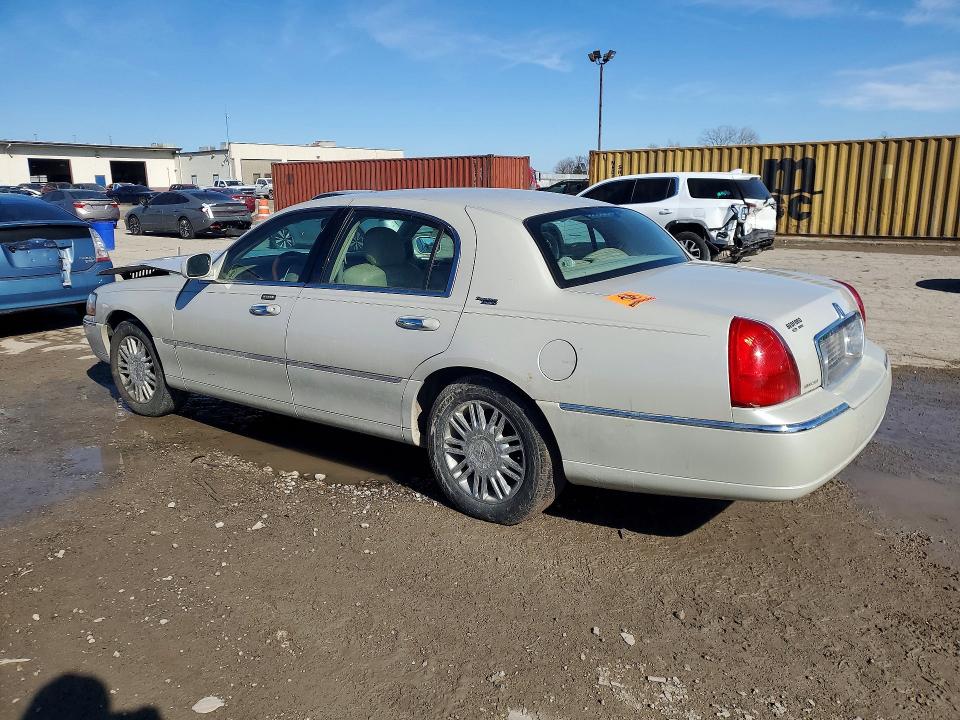 77007625 :رقم المزاد ، 1LNHM82V17Y608910 vin ، 2007 Lincoln Town Car مزاد بيع