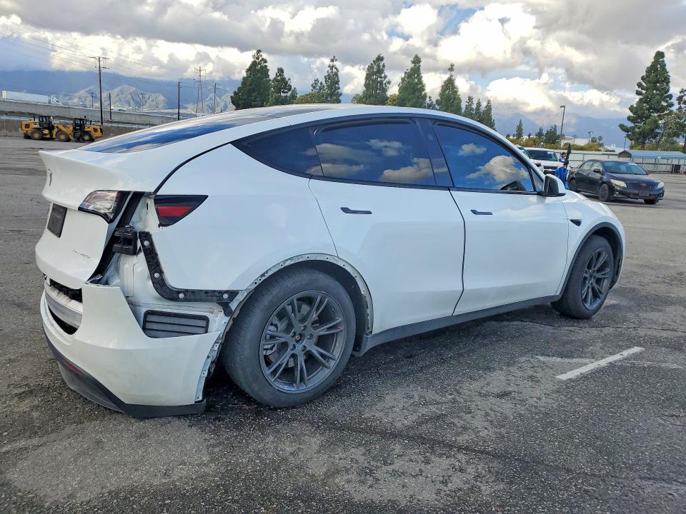 2024 Tesla Model Y მანქანა იყიდება აუქციონზე, vin: 7SAYGAEE2RF125057, აუქციონის ნომერი: 77789465