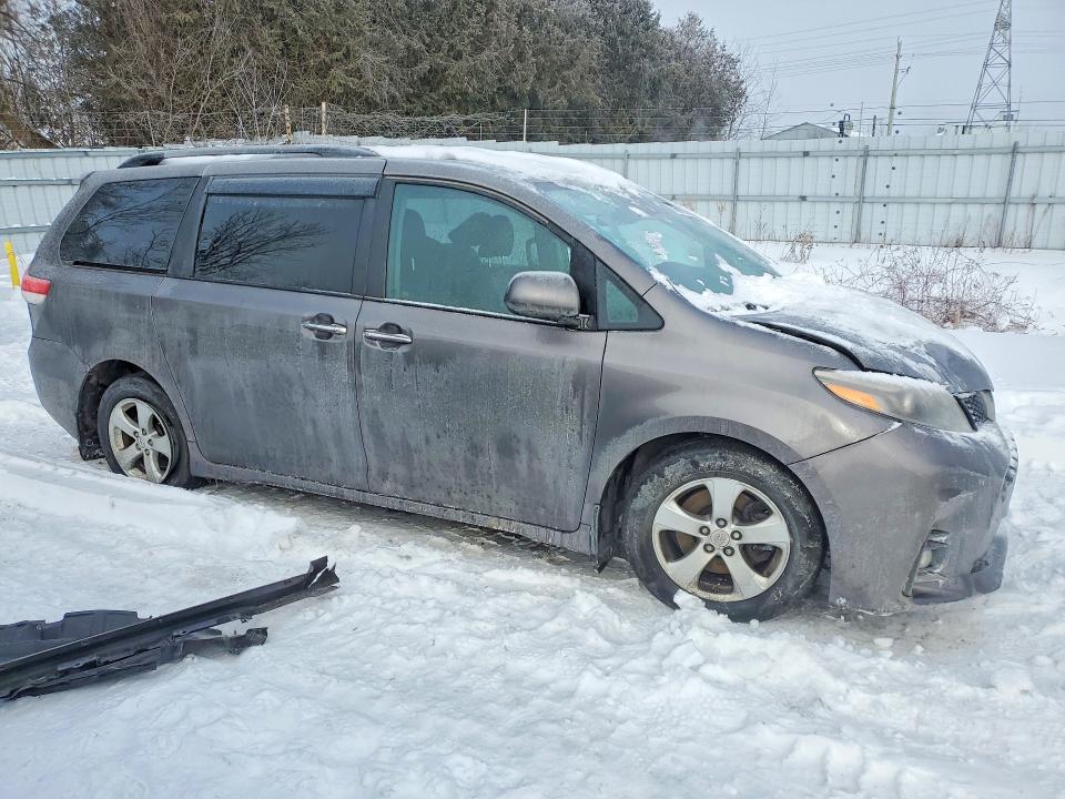 74651555 :رقم المزاد ، 5TDXZ3DCXKS972828 vin ، 2019 Toyota Sienna مزاد بيع