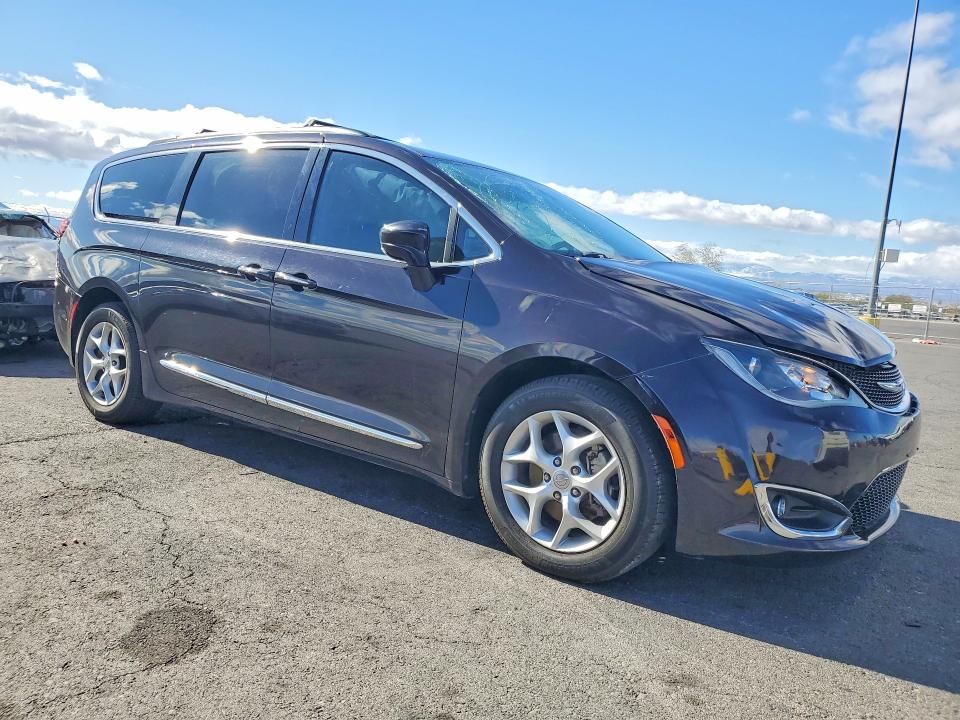 77788665 :رقم المزاد ، 2C4RC1BG8HR610552 vin ، 2017 Chrysler Pacifica مزاد بيع