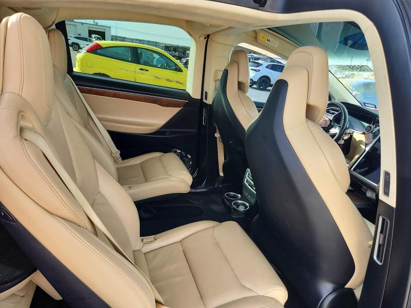 75968185 :رقم المزاد ، 5YJXCBE47HF051876 vin ، 2017 Tesla Model X مزاد بيع