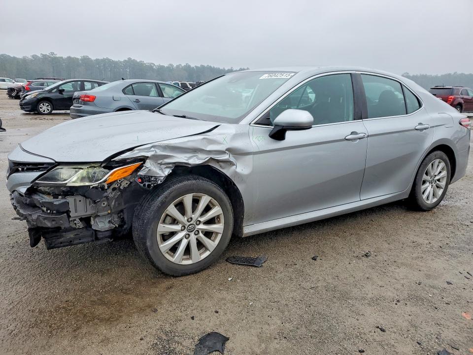 76042515 :رقم المزاد ، 4T1B11HK2KU756907 vin ، 2019 Toyota Camry مزاد بيع