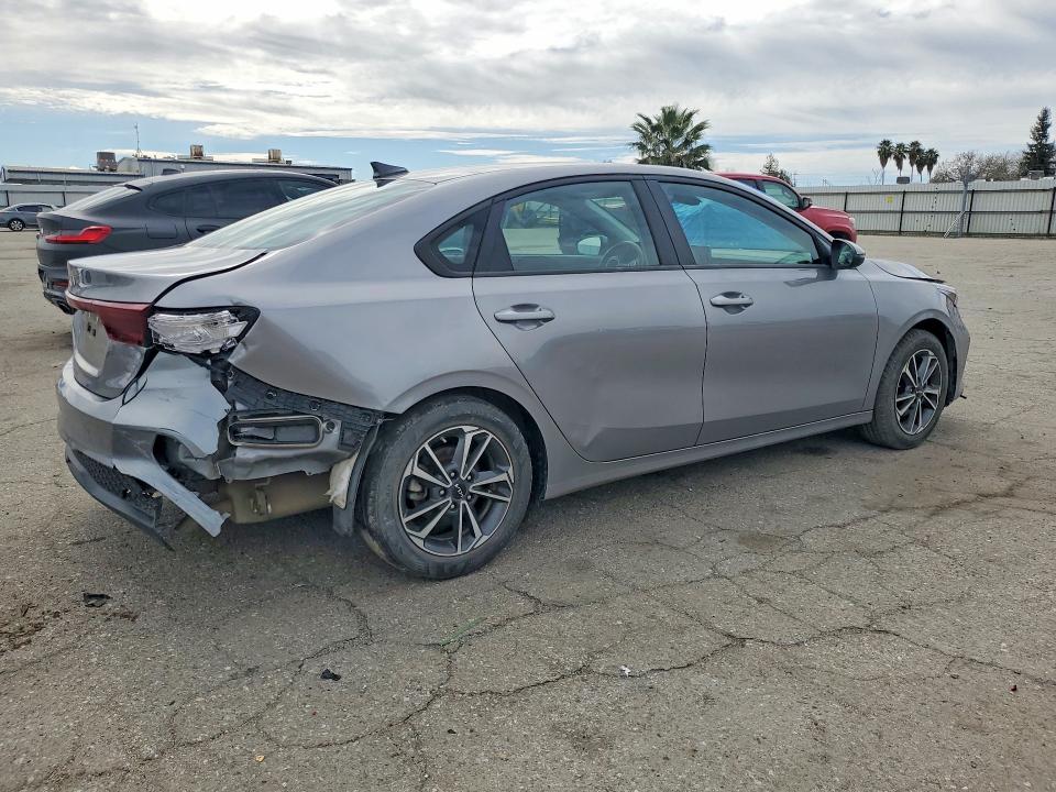 2023 Kia Forte მანქანა იყიდება აუქციონზე, vin: 3KPF24AD5PE526560, აუქციონის ნომერი: 77251325