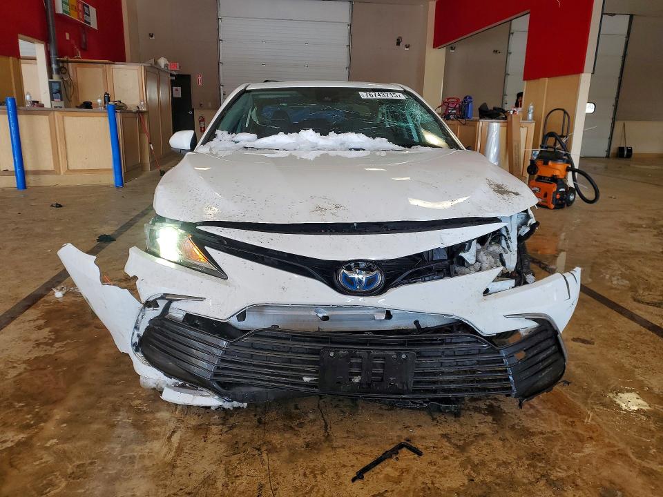 76743715 :رقم المزاد ، 4T1C31AK4NU575420 vin ، 2022 Toyota Camry Hybrid مزاد بيع