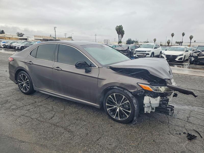 98452895 :رقم المزاد ، 4T1B11HK6JU132185 vin ، 2018 Toyota Camry مزاد بيع