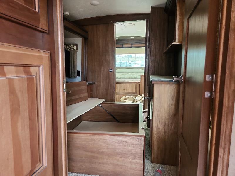 77422965 :رقم المزاد ، 4YDF39224H4703493 vin ، 2017 Keystone Montana Fifth Wheel مزاد بيع