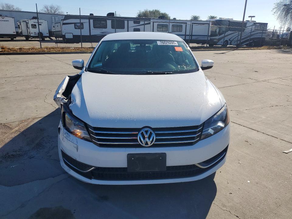 76029285 :رقم المزاد ، 1VWAT7A31FC077736 vin ، 2015 Volkswagen Passat مزاد بيع