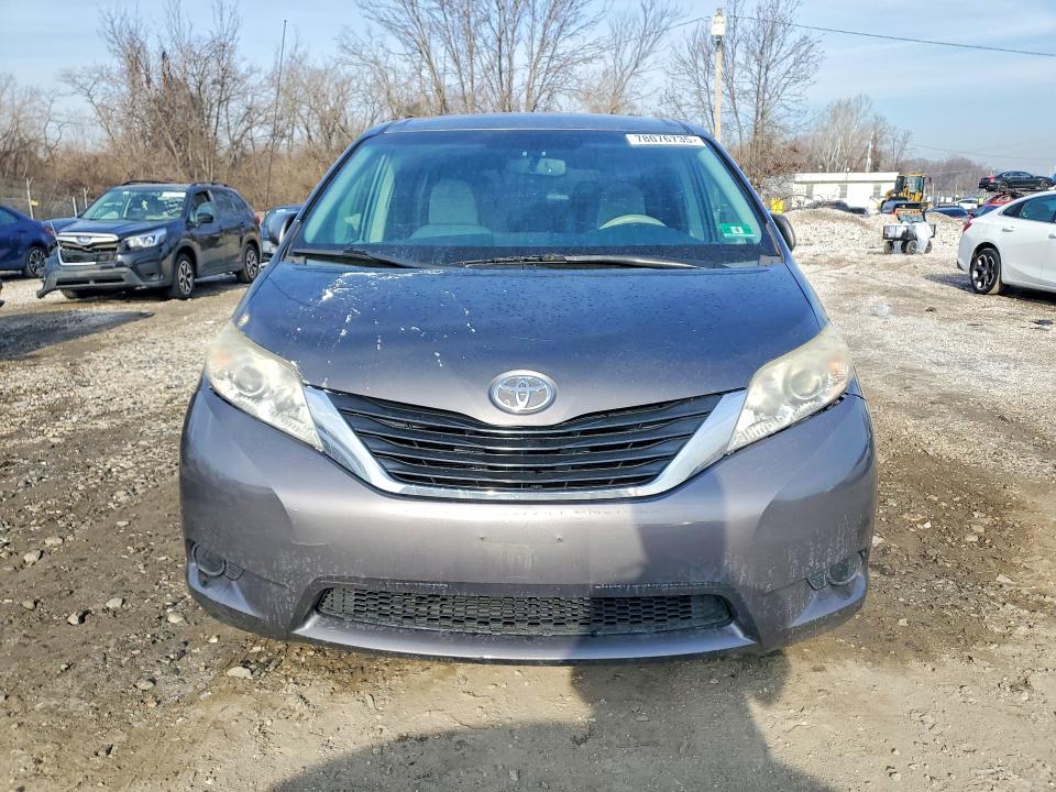 78076735 :رقم المزاد ، 5TDKK3DC5CS245807 vin ، 2012 Toyota Sienna مزاد بيع