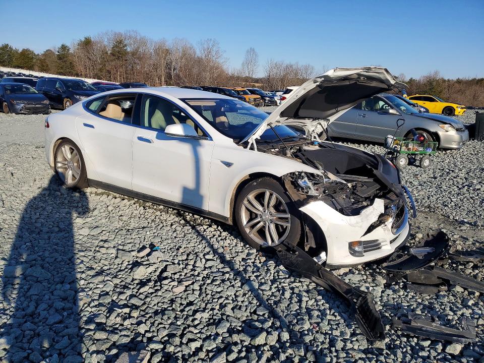2015 Tesla Model S მანქანა იყიდება აუქციონზე, vin: 5YJSA4H21FFP77395, აუქციონის ნომერი: 78440665