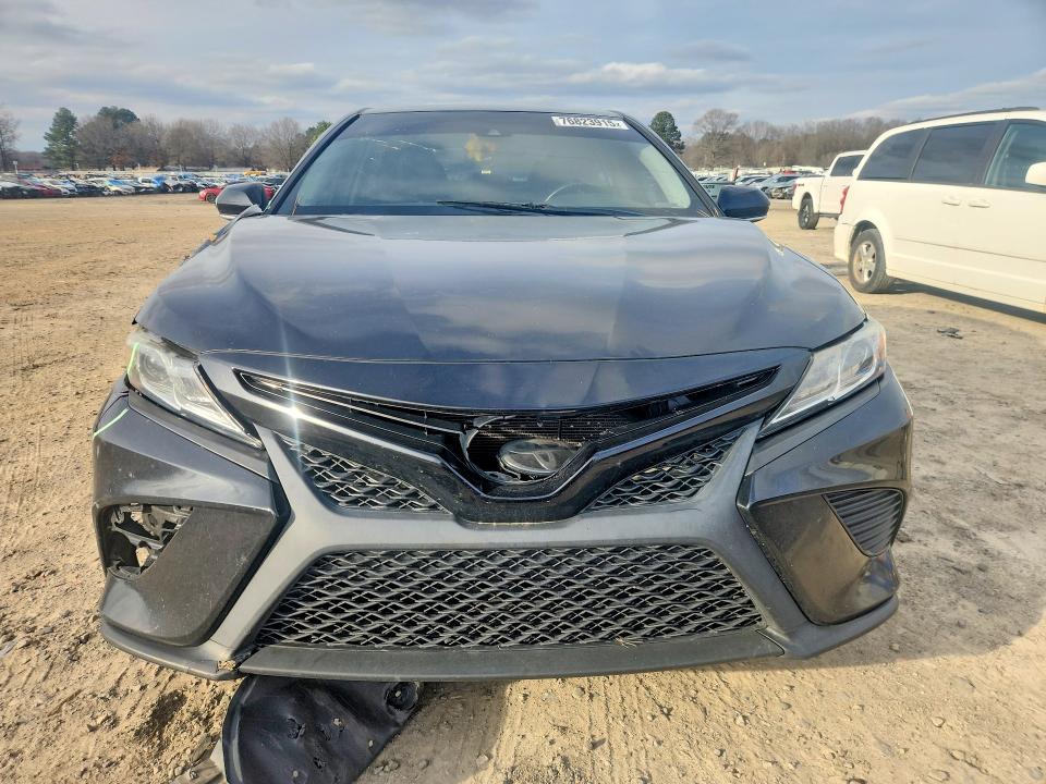 76823915 :رقم المزاد ، 4T1B11HK0JU114328 vin ، 2018 Toyota Camry مزاد بيع