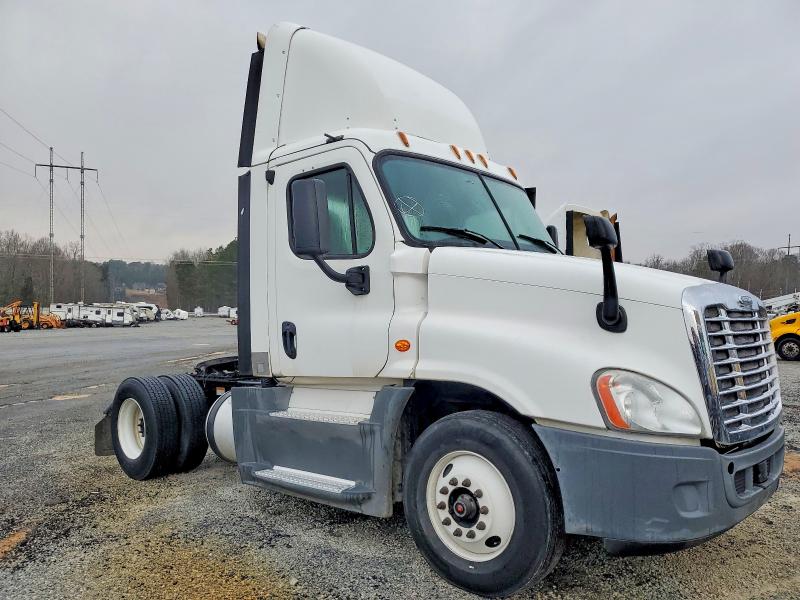 2016 Freightliner Cascadia 1 მანქანა იყიდება აუქციონზე, vin: 1FUBGEDV1GLHC5615, აუქციონის ნომერი: 77428975
