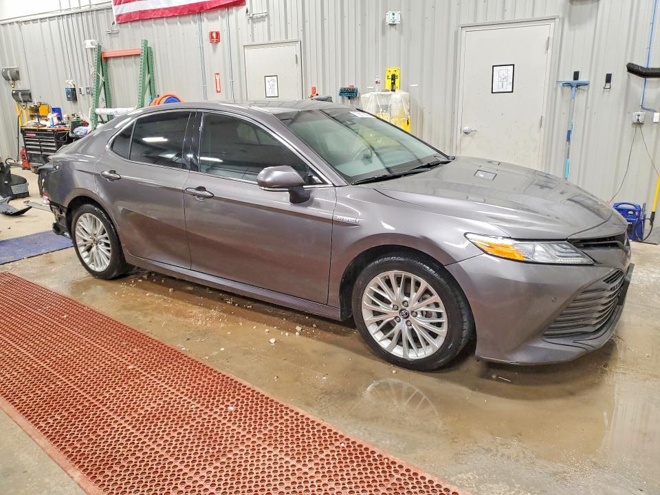 75677995 :رقم المزاد ، 4T1B21HK6JU007622 vin ، 2018 Toyota Camry Hybr مزاد بيع