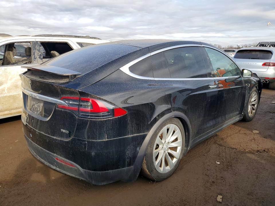 77586415 :رقم المزاد ، 5YJXCDE2XHF054314 vin ، 2017 Tesla Model X مزاد بيع
