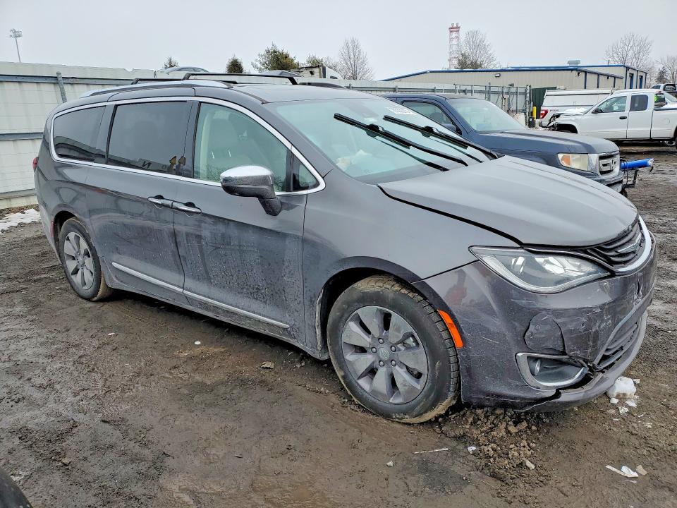 76552215 :رقم المزاد ، 2C4RC1N78JR258297 vin ، 2018 Chrysler Pacifica مزاد بيع