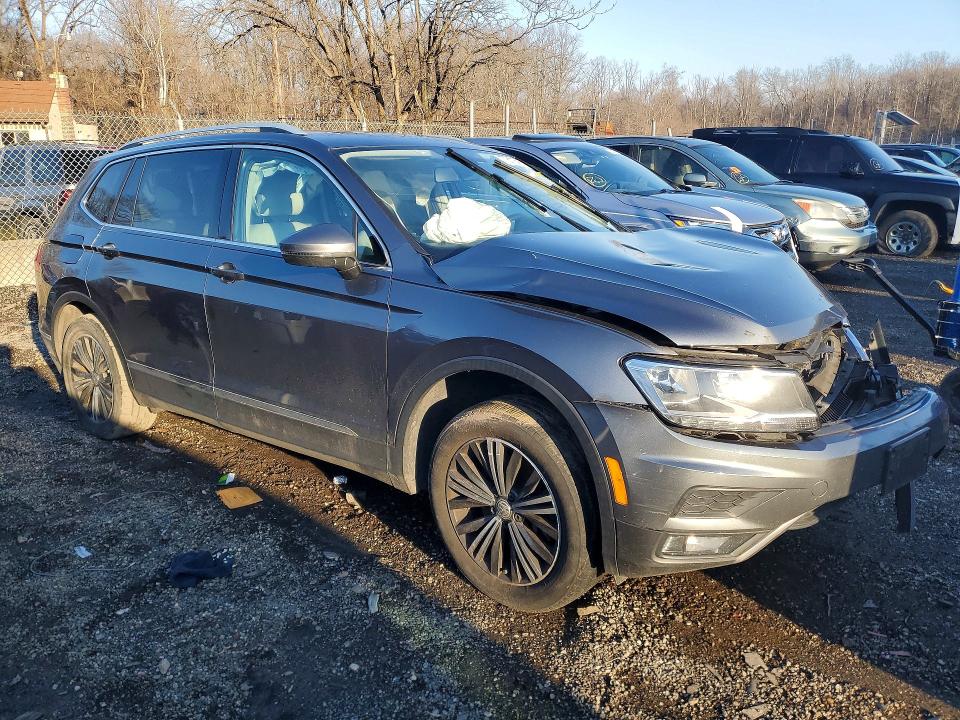 77811545 :رقم المزاد ، 3VV2B7AX2JM157875 vin ، 2018 Volkswagen Tiguan مزاد بيع