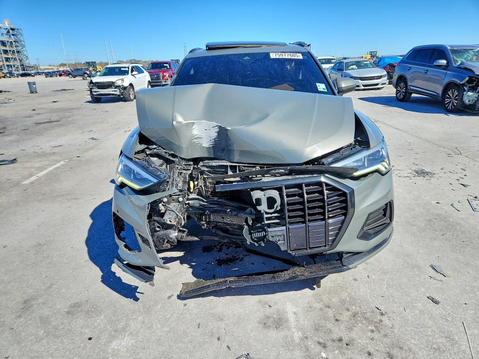 75977605 :رقم المزاد ، WA1BUCF3XM1083303 vin ، 2021 Audi Q3 مزاد بيع