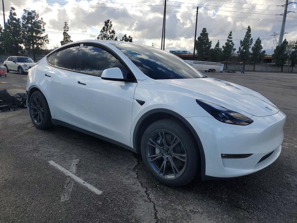 2024 Tesla Model Y მანქანა იყიდება აუქციონზე, vin: 7SAYGAEE2RF125057, აუქციონის ნომერი: 77789465