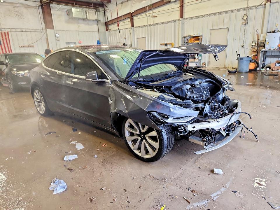 Продажа на аукционе авто 2018 Tesla Model 3, vin: 5YJ3E1EB5JF090652, номер лота: 76142865