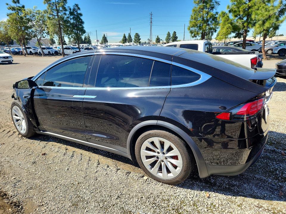 75759705 :رقم المزاد ، 5YJXCDE21JF120089 vin ، 2018 Tesla Model X مزاد بيع