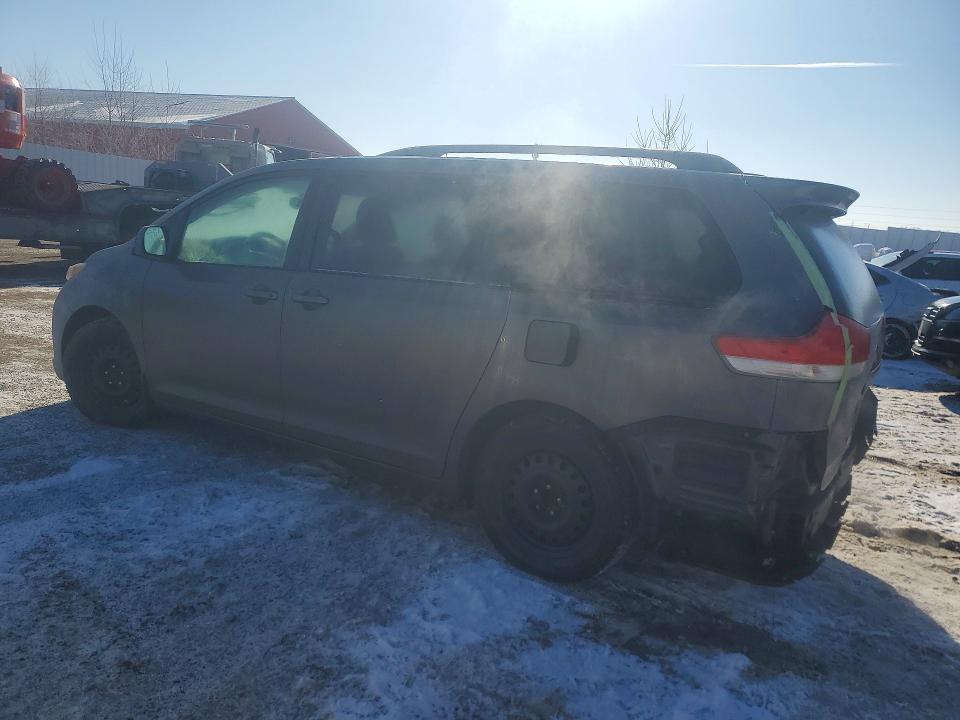 77367595 :رقم المزاد ، 5TDKK3DC9DS389457 vin ، 2013 Toyota Sienna مزاد بيع