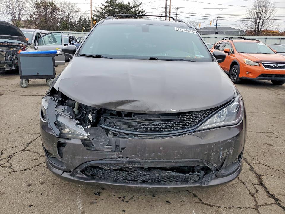 77759055 :رقم المزاد ، 2C4RC1EGXJR227889 vin ، 2018 Chrysler Pacifica مزاد بيع