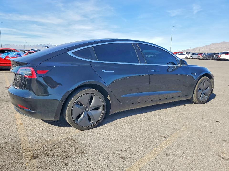 79226255 :رقم المزاد ، 5YJ3E1EA0JF016160 vin ، 2018 Tesla Model 3 مزاد بيع