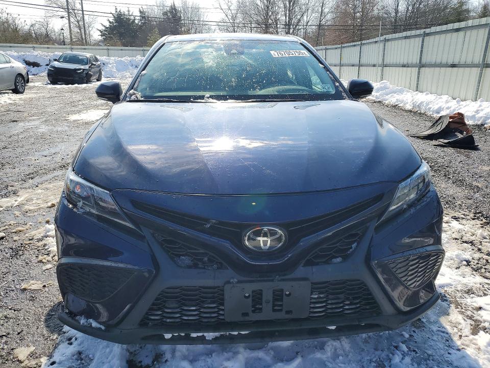 76705755 :رقم المزاد ، 4T1G11AK4NU709401 vin ، 2022 Toyota Camry مزاد بيع