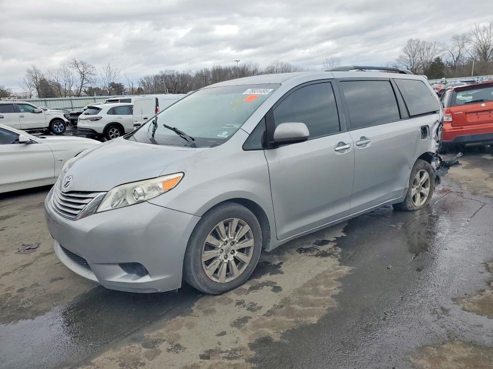 75831495 :رقم المزاد ، 5TDJK3DC9FS094888 vin ، 2015 Toyota Sienna مزاد بيع