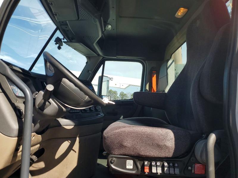 2016 Freightliner Cascadia 1 მანქანა იყიდება აუქციონზე, vin: 1FUBGEDV3GLHC5616, აუქციონის ნომერი: 77429025