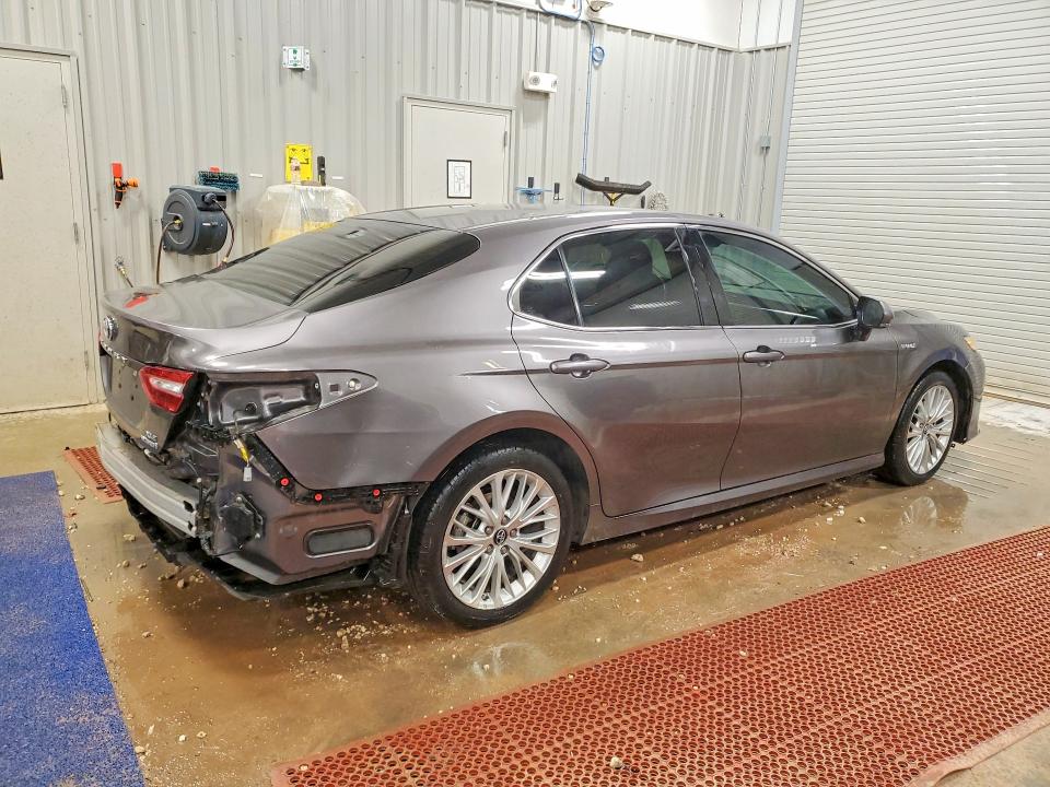 75677995 :رقم المزاد ، 4T1B21HK6JU007622 vin ، 2018 Toyota Camry Hybr مزاد بيع