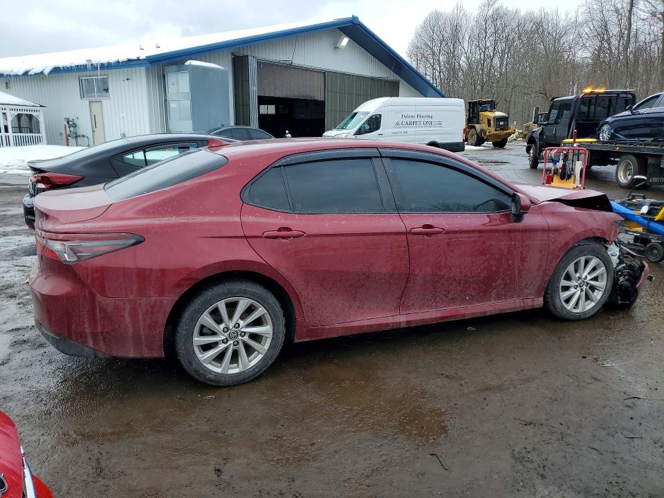 76821145 :رقم المزاد ، 4T1C11AK1MU556019 vin ، 2021 Toyota Camry مزاد بيع