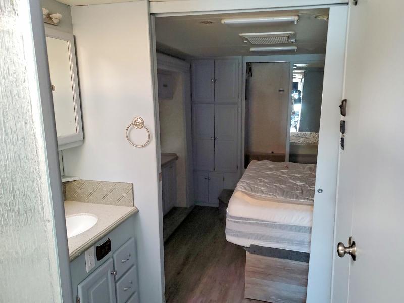 76390315 :رقم المزاد ، 4UZAB2DC06CW98661 vin ، 2006 Freightliner Chassis X مزاد بيع