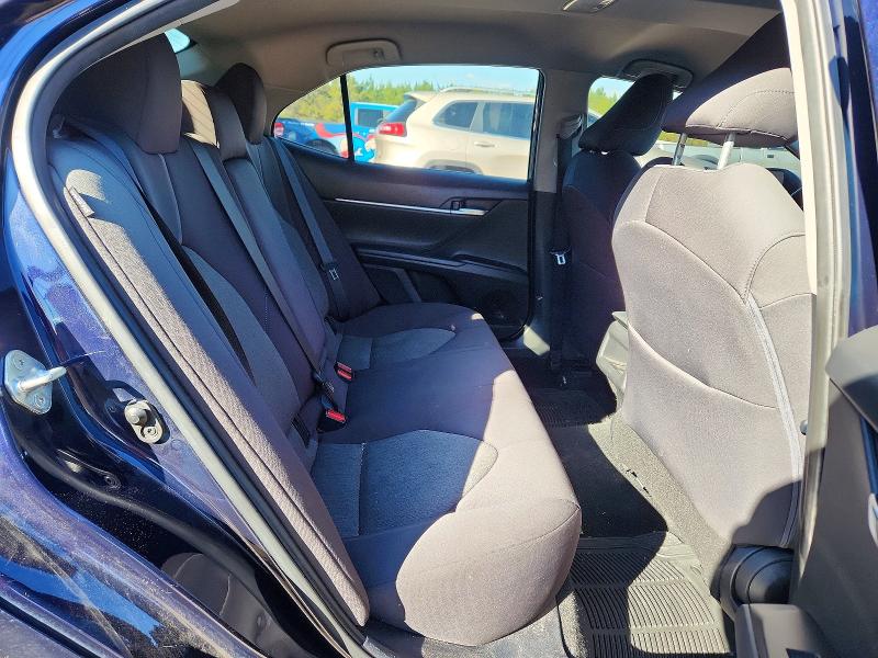 77739465 :رقم المزاد ، 4T1C11AK1NU061000 vin ، 2022 Toyota Camry مزاد بيع