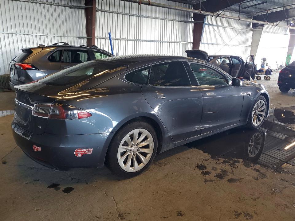 77611255 :رقم المزاد ، 5YJSA1E11HF207300 vin ، 2017 Tesla Model S مزاد بيع