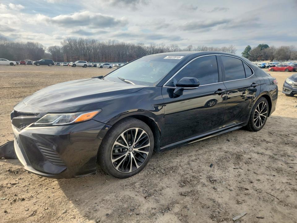 76823915 :رقم المزاد ، 4T1B11HK0JU114328 vin ، 2018 Toyota Camry مزاد بيع