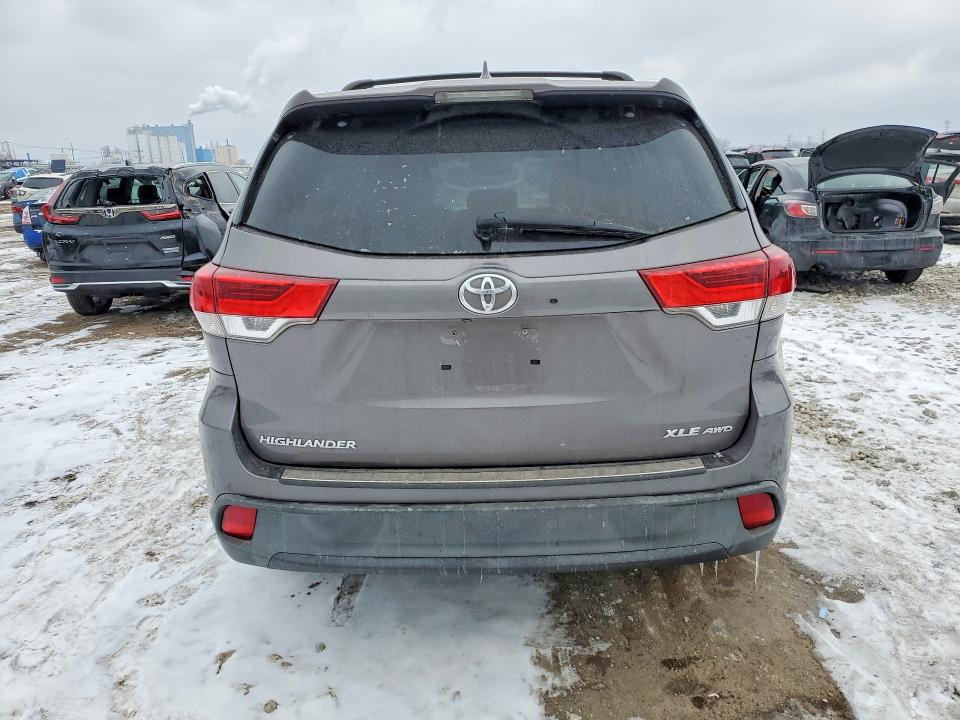 Продаж на аукціоні авто 2018 Toyota Highlander, vin: 5TDJZRFH1JS899171, номер лоту: 75373055