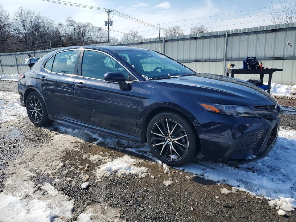 76705755 :رقم المزاد ، 4T1G11AK4NU709401 vin ، 2022 Toyota Camry مزاد بيع