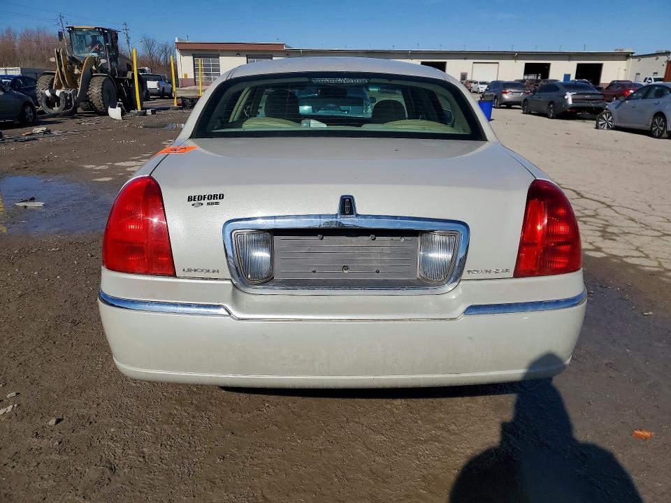 77007625 :رقم المزاد ، 1LNHM82V17Y608910 vin ، 2007 Lincoln Town Car مزاد بيع