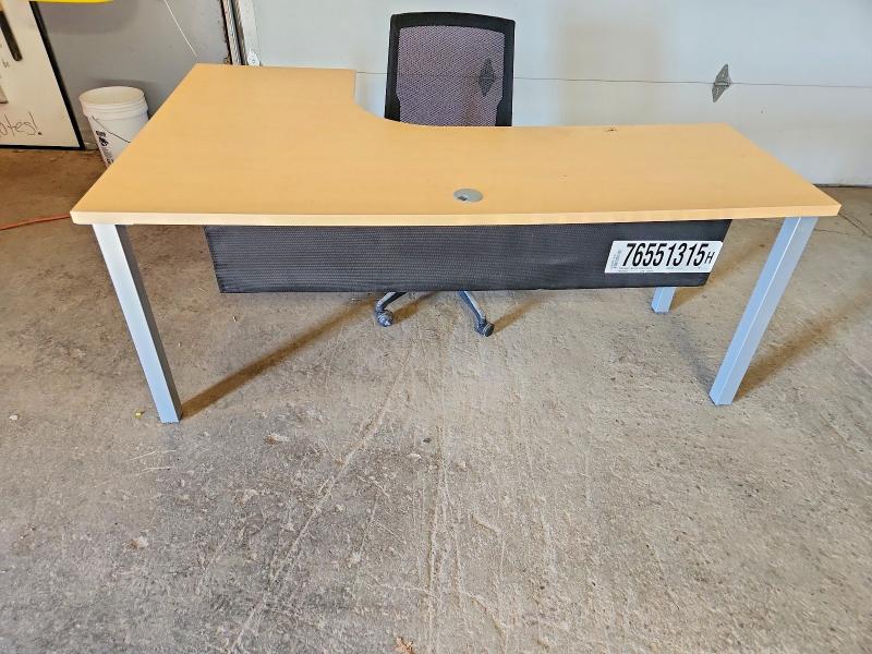 76551315 :رقم المزاد ، 00000000000000000 vin ، 2000 Desk Office Furniture مزاد بيع