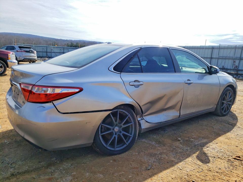 76552465 :رقم المزاد ، 4T1BF1FKXFU898853 vin ، 2015 Toyota Camry مزاد بيع